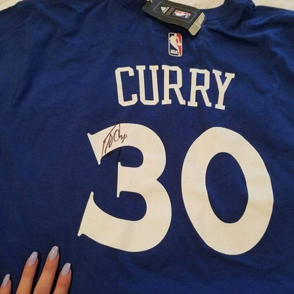 Golden State Warrior Shirt sign by Stephen Curry